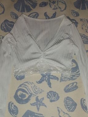 SHEIN White Ribbed V-Neck Lace Trim Long Sleeve Crop Top